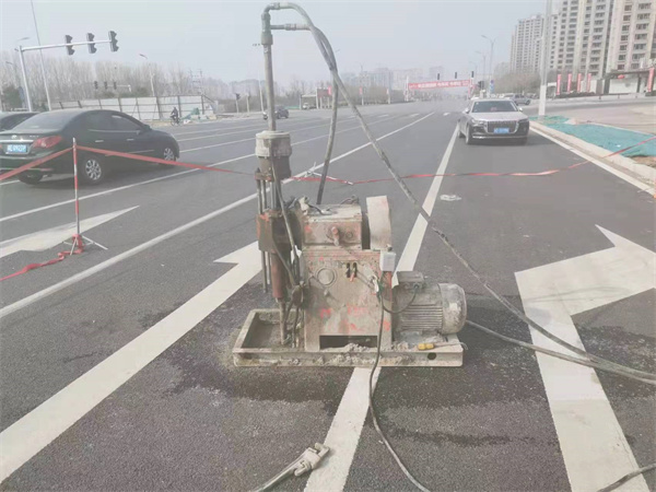 凤山公路路面下沉沉降开裂注浆加固施工